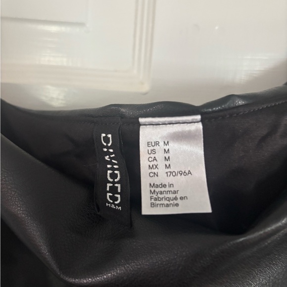 Elegant Black One-Shoulder Dress - Picture 3 of 3